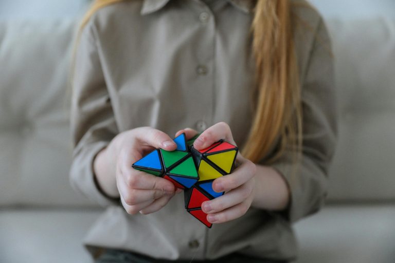 Comprenez le rôle du triangle dramatique de Karpman dans les tensions relationnelles et découvrez des outils pour des relations plus harmonieuses.