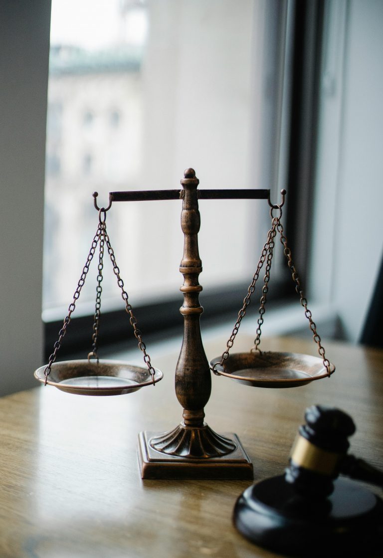 Apprenez à dépasser le jugement pour favoriser des relations plus saines et constructives.